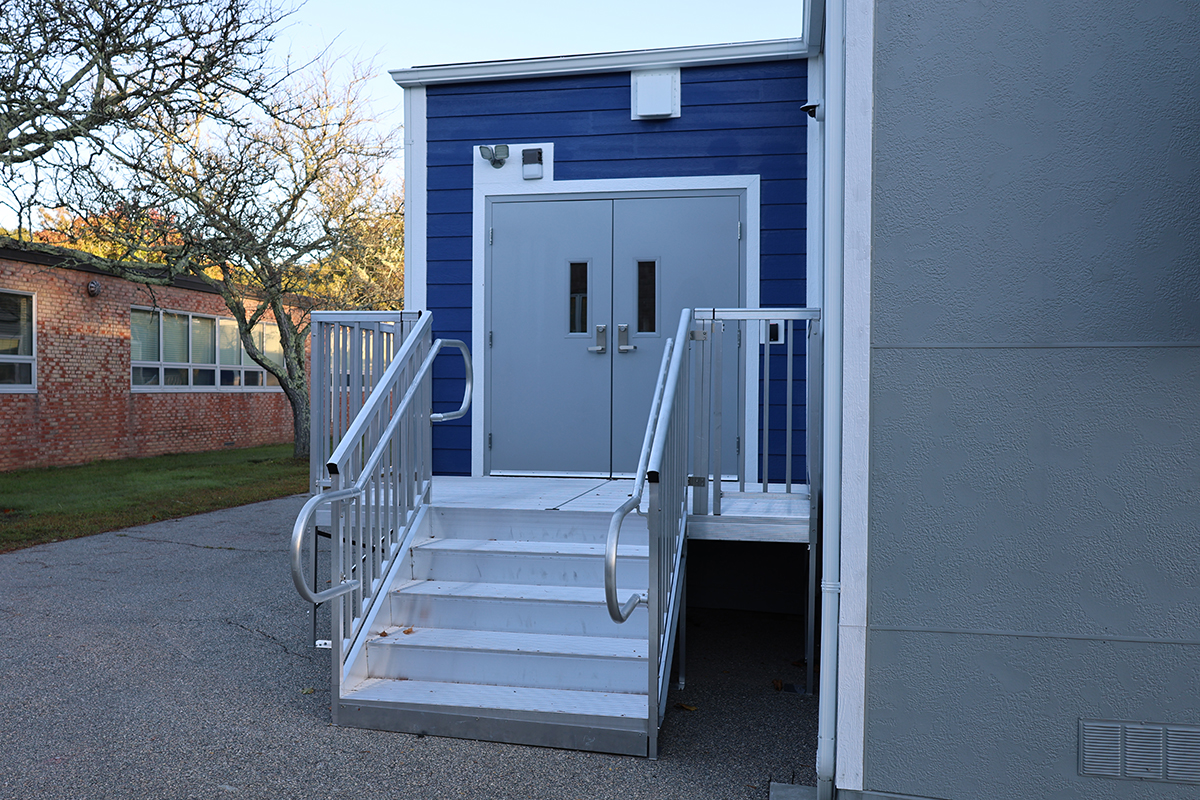modular_classroom_stairs