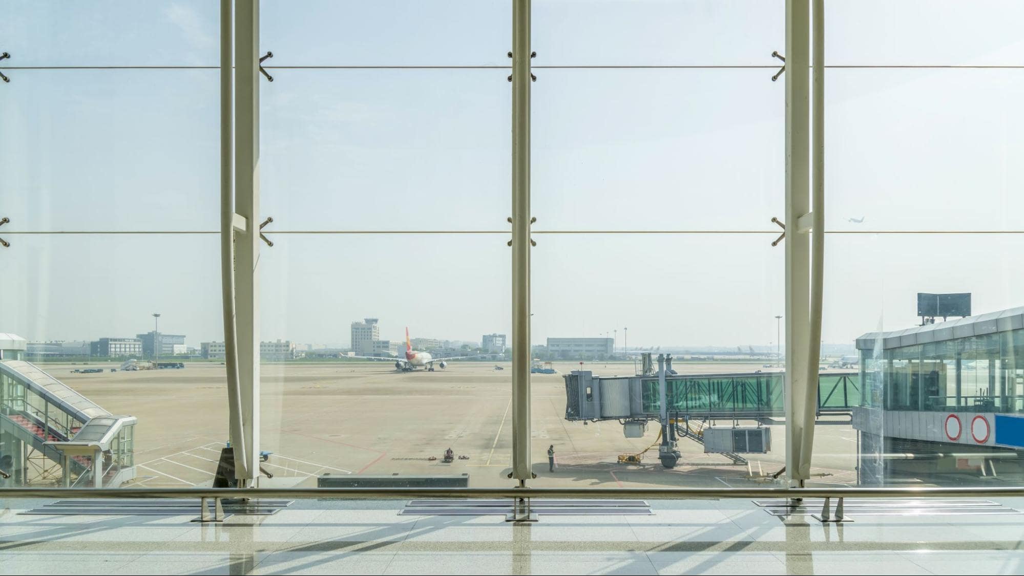 Showing-the-outside-view-of-the-airport-runway Showing-the-outside-view-of-the-airport-runway